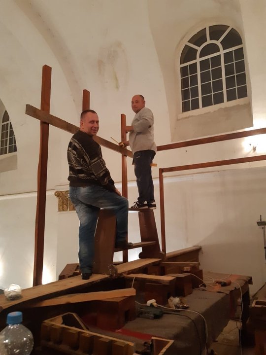 У костелі в Рожищі чоловік із Закарпаття будує орган: треба підмога. ФОТО