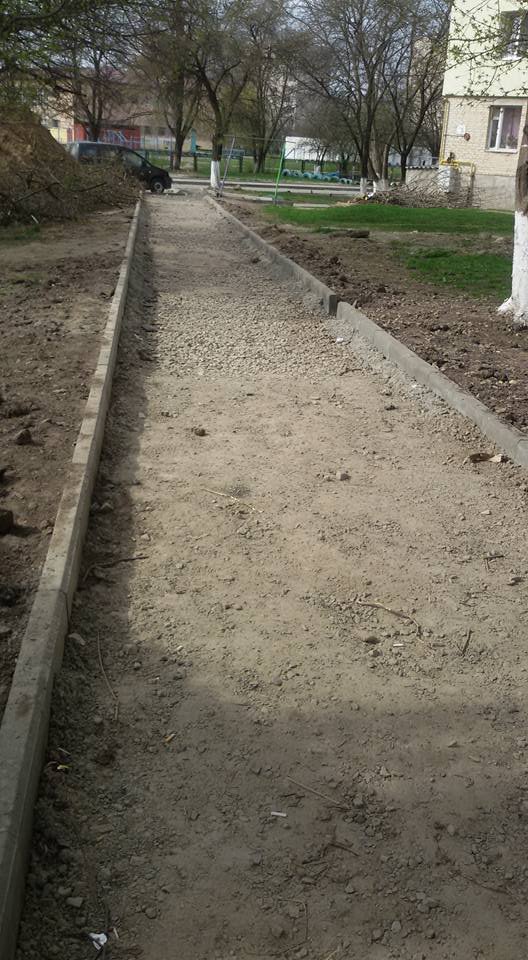 На ДПЗ тротуари мостять бруківкою