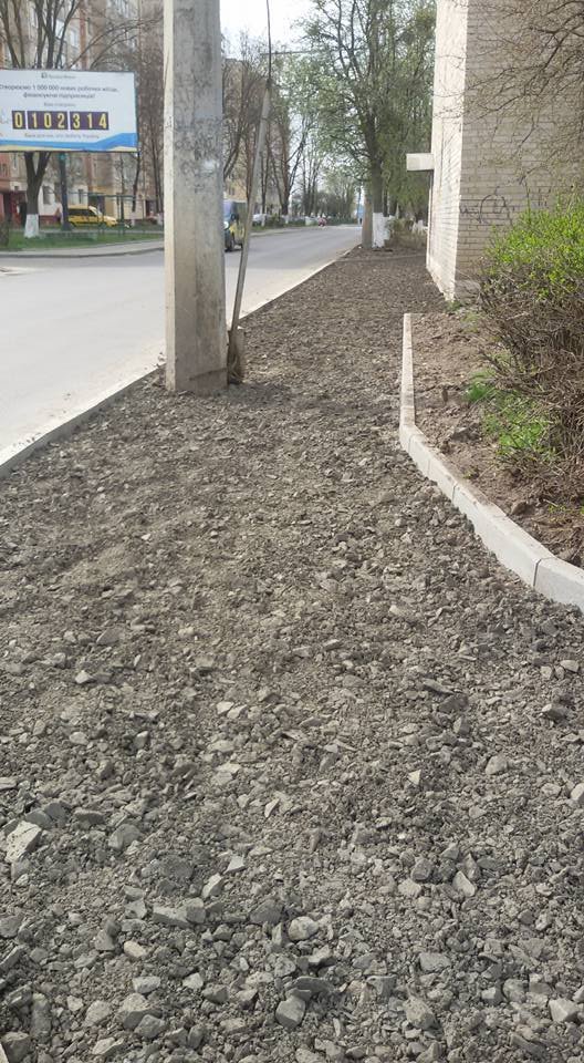 На ДПЗ тротуари мостять бруківкою