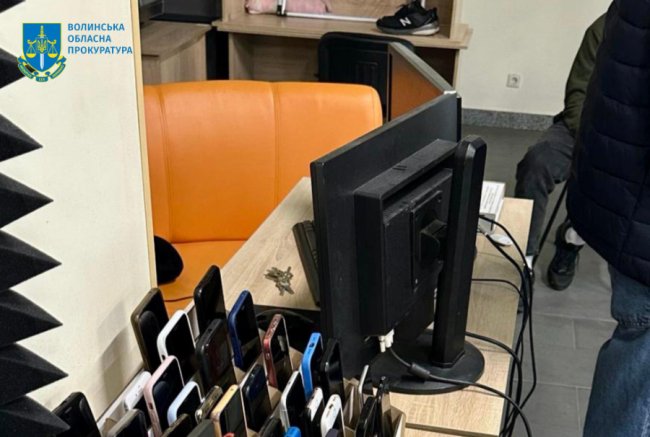 Пропонували інвестувати гроші у криптовалюту: у Луцьку викрили шахрайський колцентр.  ФОТО