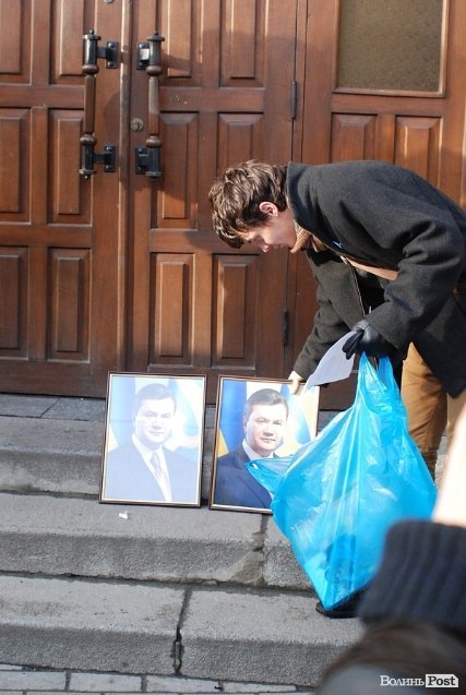 Як прокуратурі Луцька дарували портрети Януковича. ФОТО