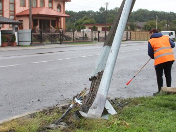 На Волині легковик збив дві електроопори. ФОТО
