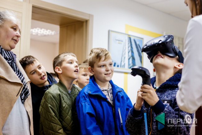 У тата на роботі: школярі побували на 3D-екскурсії «Інвестора»*