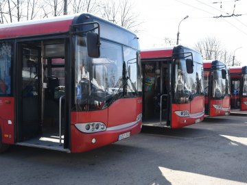 Литва подарувала Луцьку 6 автобусів з гуманітарною допомогою. ФОТО