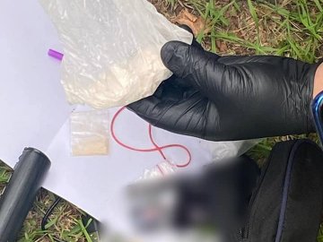 Дзвінки в Росію та втеча від поліції: у Луцьку затримали трьох чоловіків з наркотиками