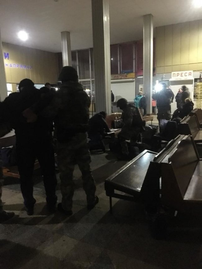 У Луцьку на автостанції автоматники. Затримують злочинців. ФОТО. ОНОВЛЕНО