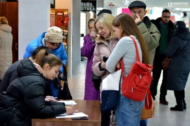 Луцькі пенсіонери переглянули фільм про Реформацію. ФОТО