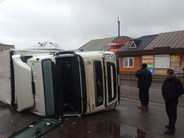 У місті на Волині  фура перекинулась на тротуар. ФОТО