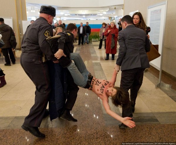 Голі дівчата хотіли вкрасти голос Путіна