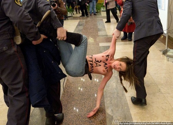 Голі дівчата хотіли вкрасти голос Путіна