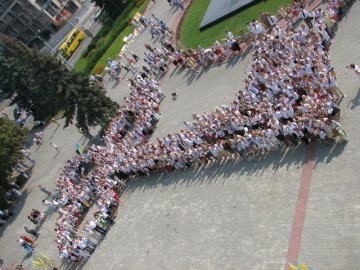 Лучани у вишиванках вибудували ключик від міста. ФОТО