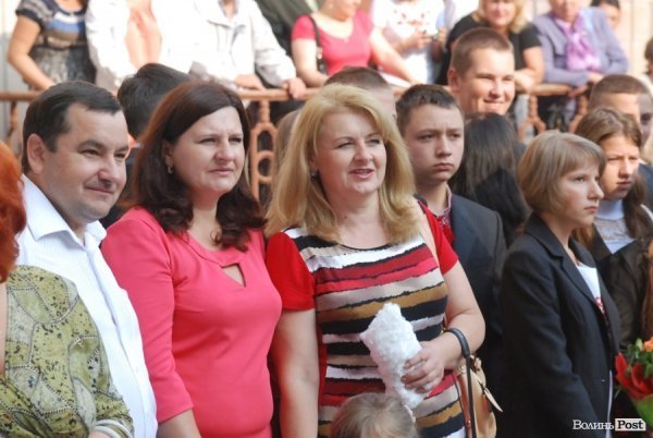 Перший дзвоник у  «найкращій луцькій школі». ФОТО