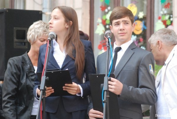 Перший дзвоник у  «найкращій луцькій школі». ФОТО