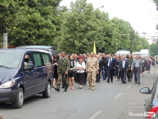 У Луцьку - жалобна хода за загиблим вояком «Айдару». ФОТО