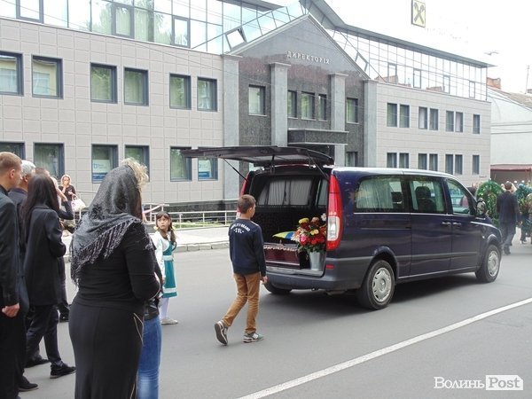 У Луцьку - жалобна хода за загиблим вояком «Айдару». ФОТО