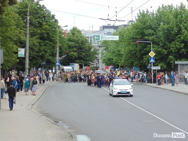 У Луцьку - жалобна хода за загиблим вояком «Айдару». ФОТО