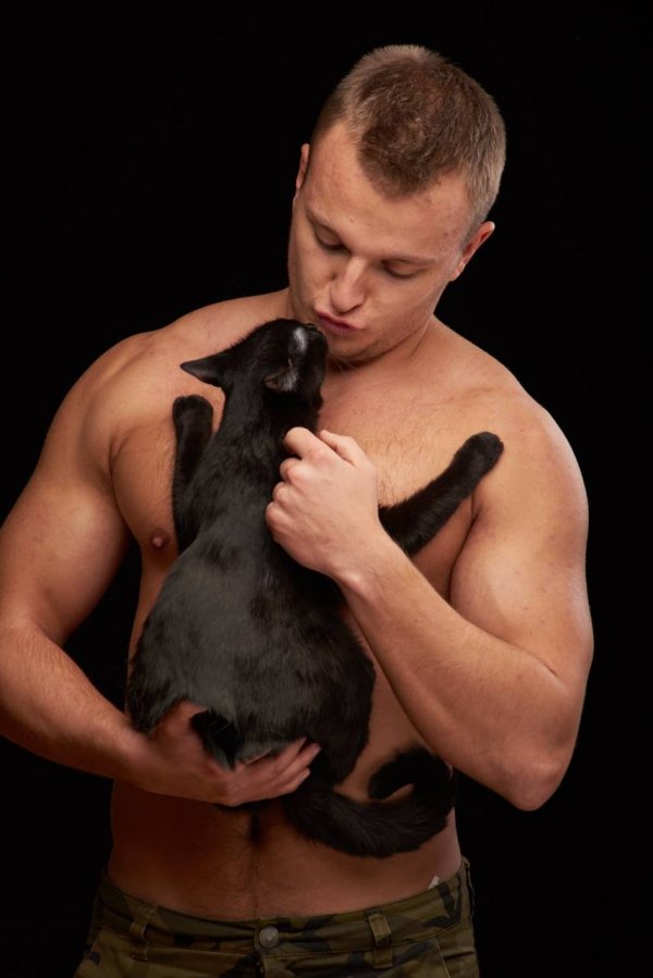 Голі та з котиками: як у Луцьку знімали благодійний календар