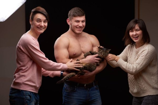 Соломон .Великий мудрий кіт. Врятований з мінської «усипалки» (пункт відлову та подальшої евтаназії незатребуваних тварин у Мінську). Кастрований, має усі щеплення і ветпапсорт. Любить каву та Джо Дассена. Дуже лагідний і вдячний кіт