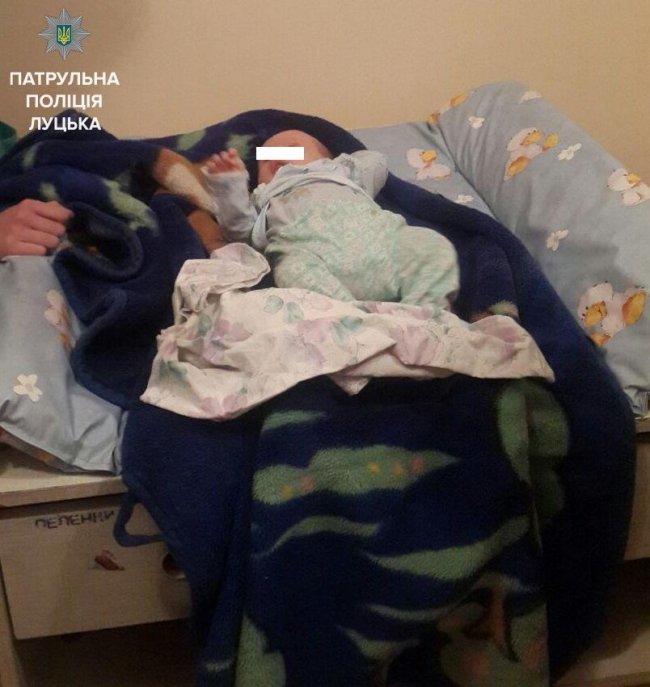 П’яна мати та візок, залитий алкоголем: у Луцьку затримали нетверезу компанію з немовлям
