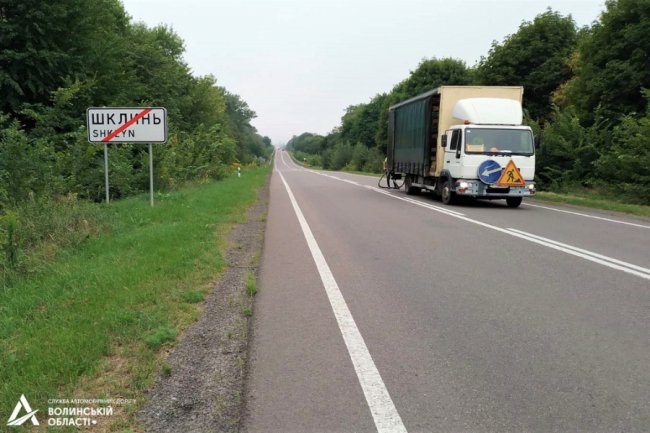 На дорогах Волині «заклеюють» тріщини, щоб уникнути руйнувань. ФОТО