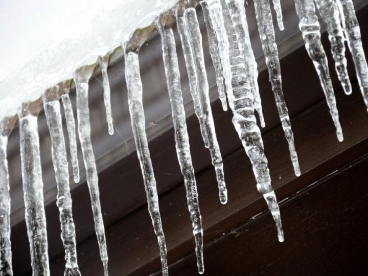 Небезпечні бурульки у Луцьку: хто відповідає за очищення дахів і як убезпечити себе