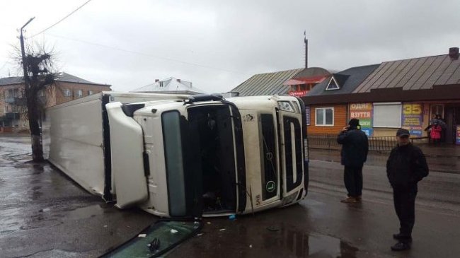 У місті на Волині  фура перекинулась на тротуар. ФОТО