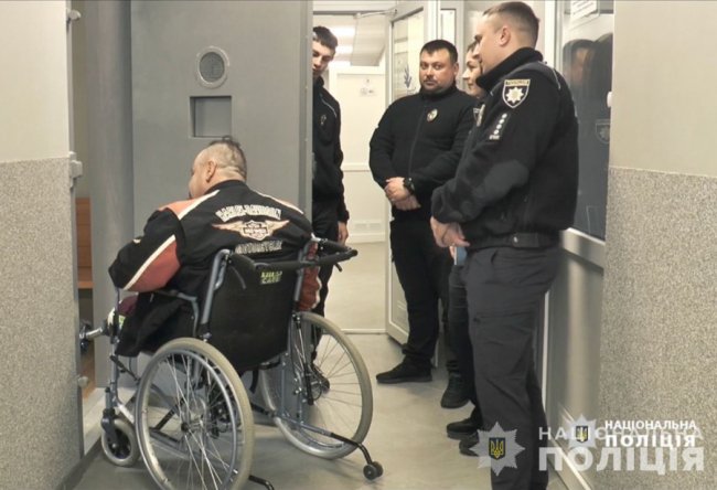 Під Бахмутом втратив обидві ноги: воїн з Луцька протестував на інклюзивність та доступність відділення поліції