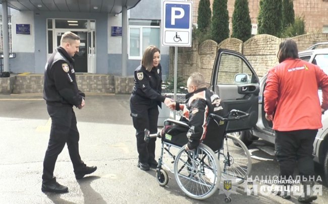 Під Бахмутом втратив обидві ноги: воїн з Луцька протестував на інклюзивність та доступність відділення поліції