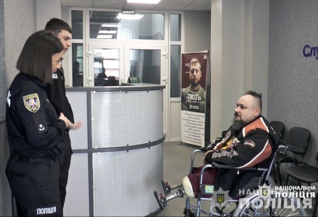 Під Бахмутом втратив обидві ноги: воїн з Луцька протестував на інклюзивність та доступність відділення поліції