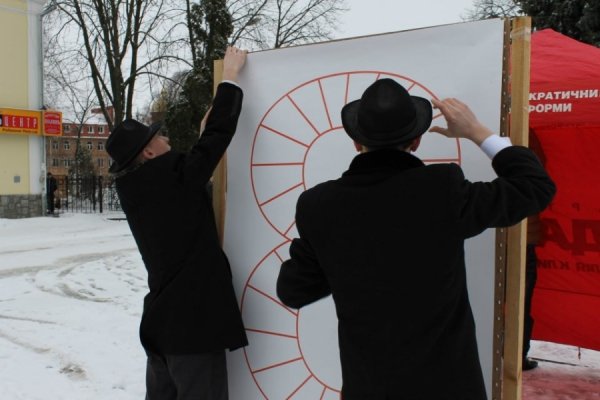 У центрі Луцька чоловіки вчилися «крутити» квіти для жінок. ФОТО