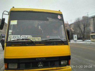 На Волині водій маршрутки давив дверима пасажирів, - соцмережі