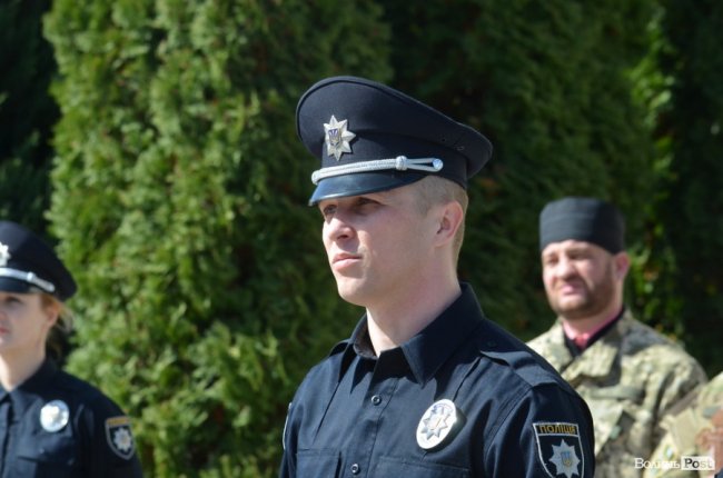 На сторожі спокою і порядку: у Луцьку склали присягу нові патрульні. ФОТО