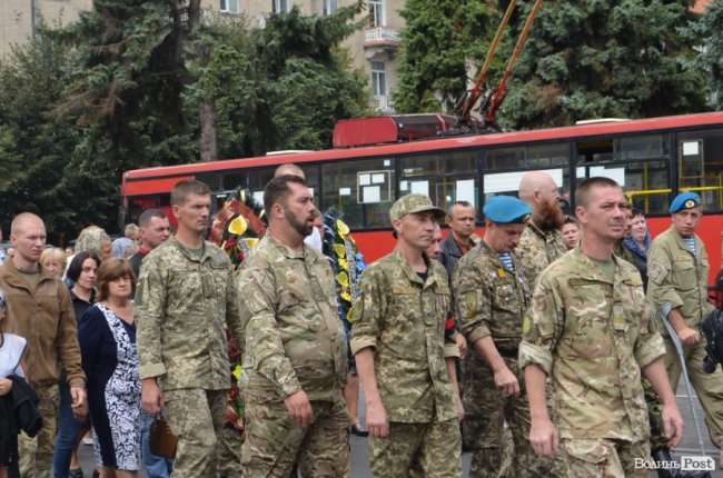 «Востаннє для тебе: слава Україні!»: Луцьк попрощався з Георгієм Ольховським. ФОТО