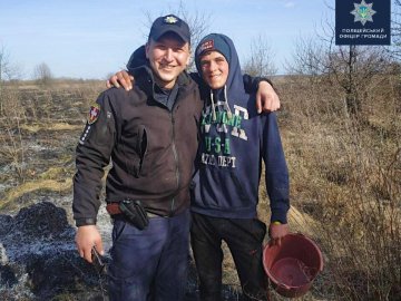 На Волині нагородили школяра, який допомагав поліцейським гасити пожежу
