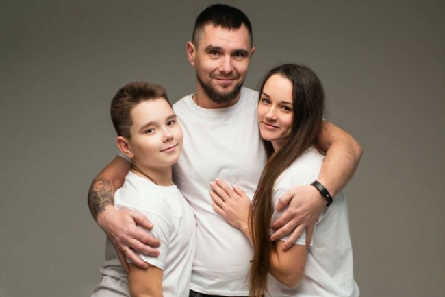 Дружина захисника з Волині робить квіти на могили полеглих Героїв