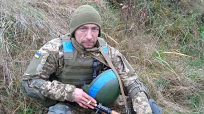 Дружина захисника з Волині робить квіти на могили полеглих Героїв