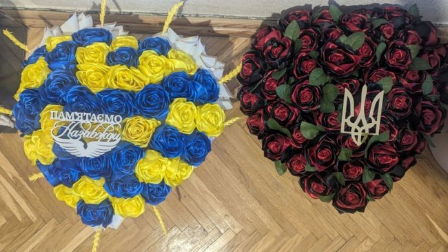 Дружина захисника з Волині робить квіти на могили полеглих Героїв