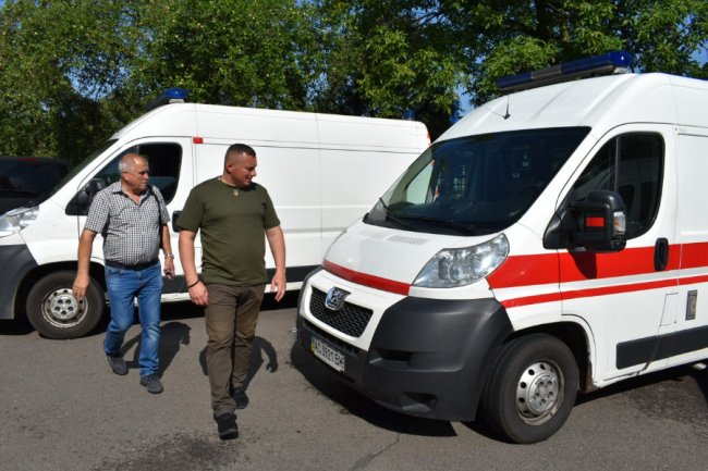 Для волинських бійців передали дві автівки «швидкої». ФОТО