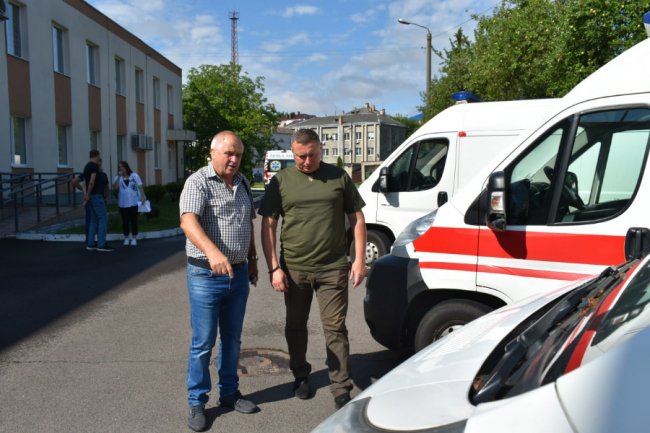 Для волинських бійців передали дві автівки «швидкої». ФОТО