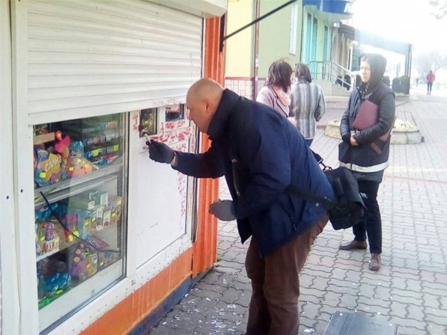 У місті на Волині обікрали кіоск з випічкою. ФОТО