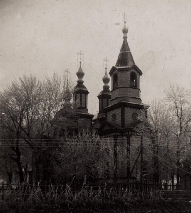 Збудована без жодного цвяха: у мережі опублікували ретросвітлини волинської церкви