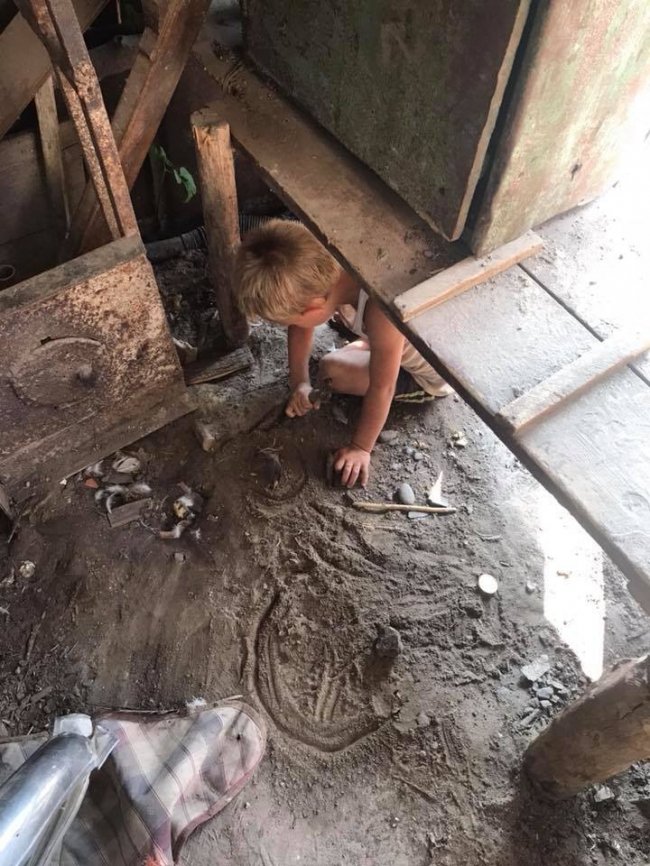 Боїться людей і не розмовляє: на Івано-Франківщині волонтери знайшли хлопчика-мауглі