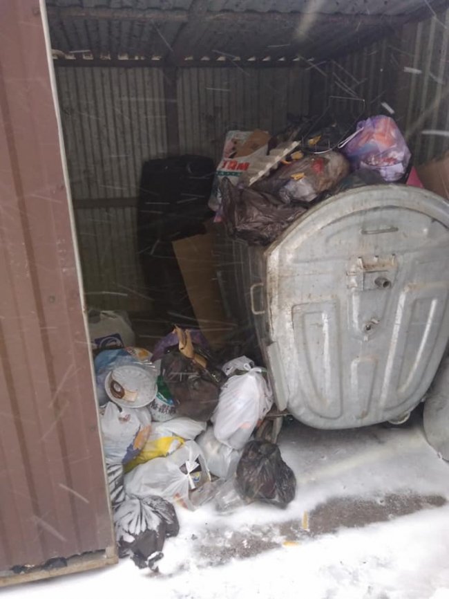 У Луцьку біля будинку днями не вивозять «святкове» сміття. ФОТО