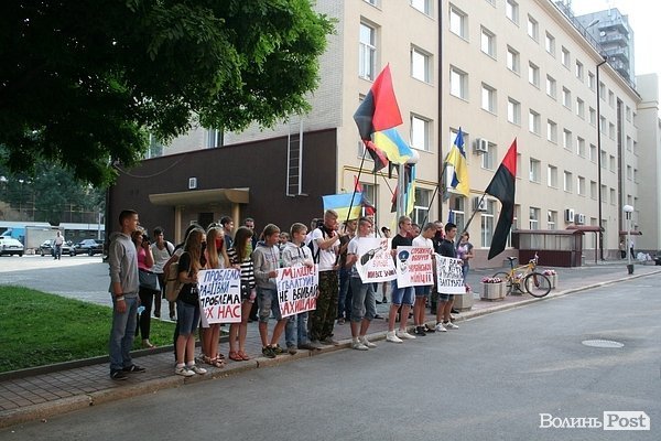 Пікетували волинську міліцію через скандальне зґвалтування. ФОТО