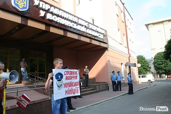 Пікетували волинську міліцію через скандальне зґвалтування. ФОТО