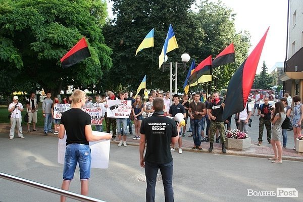 Пікетували волинську міліцію через скандальне зґвалтування. ФОТО
