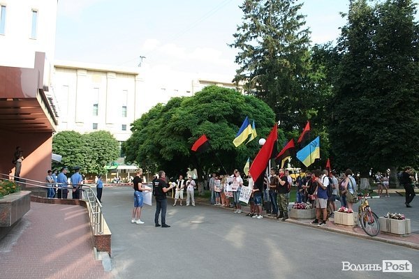 Пікетували волинську міліцію через скандальне зґвалтування. ФОТО