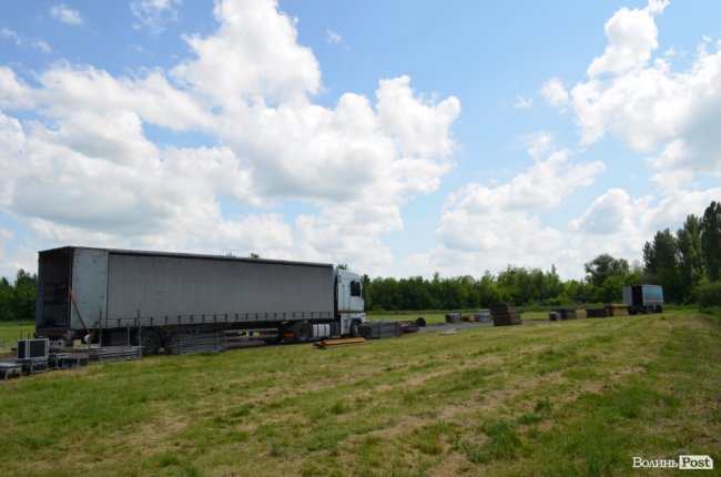 У Луцьку для Винника вже облаштовують сцену на іподромі. ФОТО