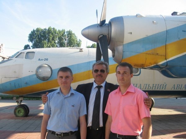 Разом з комуністом Олегом Філінюком, якого вигнали з компартії. 