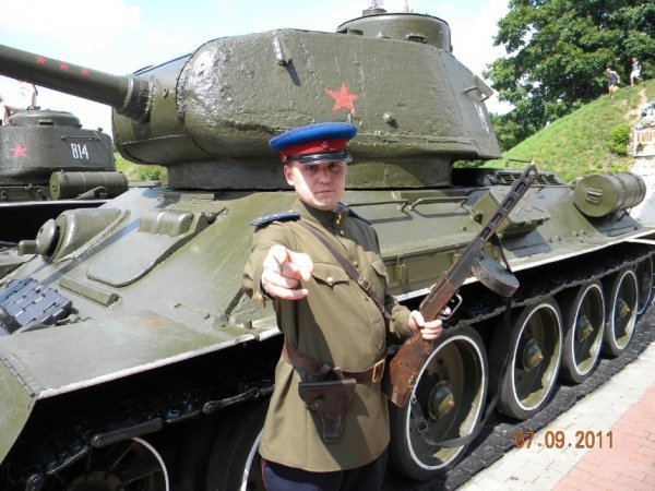 Кононович позує у формі НКВДиста. Під фото багато коментарів